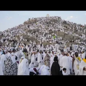 شاهد: مليون ونصف المليون مسلم على صعيد عرفة في يوم الحج الأكبر