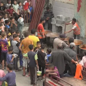 تقارير مصورة للحصول على وجبات.. الجمعيات الخيرية ملاذ النازحين جنوبي غزة