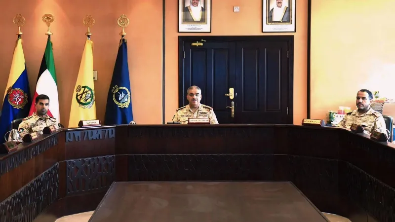 «رئيس الأركان» يجتمع مع مجلس الدفاع العسكري وعددٍ من القادة