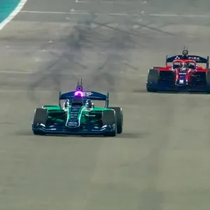 سائق فورمولا 1 سابق يواجه سيارة سباق ذاتية القيادة في أبوظبي.. شاهد من فاز