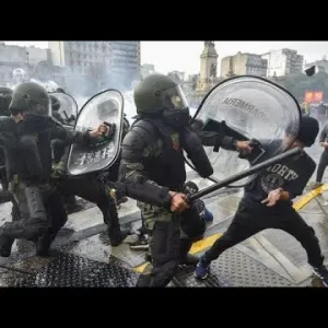 الشرطة الأرجنتينية تستخدم خراطيم المياه والغاز المسيل للدموع لتفريق المتظاهرين