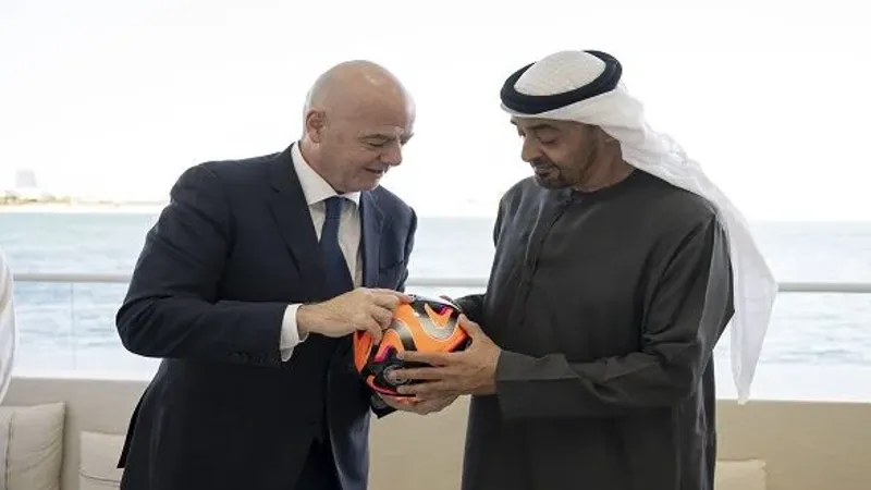محمد بن زايد يستقبل رئيس الاتحاد الدولي لكرة القدم "فيفا"