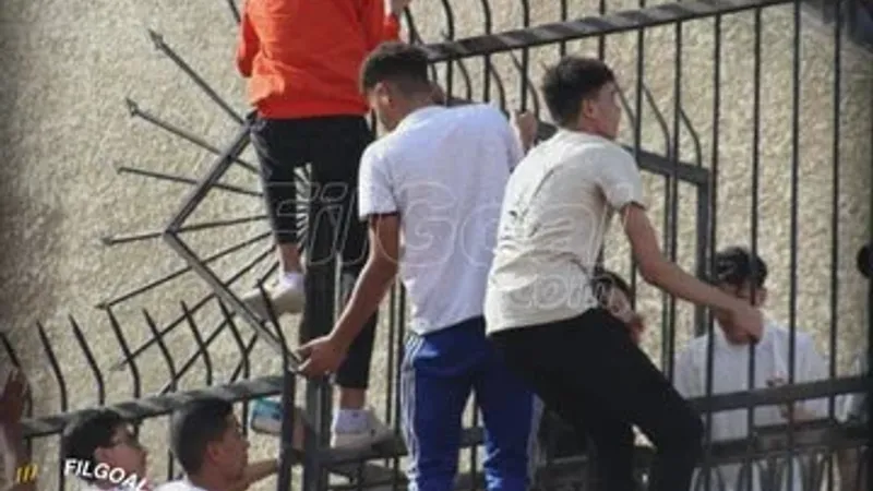 عبر "𝕏": الجماهير تتسلق سور ملعب المنصورة لمتابعة المباراة أمام القزازين    سارة سالم