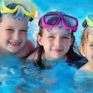 إجراءات وقائية لحماية طفلك من عدوى وأمراض حمام السباحة