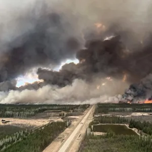 الآلاف يخلون منازلهم في كندا بسبب حرائق الغابات