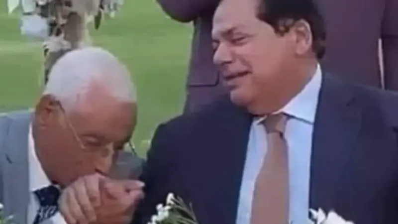 قبَّل يد رجل أعمال.. أحد أشهر أطباء مصر يثير الجدل بفيديو