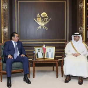 محافظ مصرف قطر المركزي يجتمع مع سفير كازاخستان