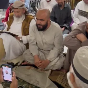 تلاوة كفيف أفغاني لآيات من القرآن بالحرم المكي تجذب المستمعين