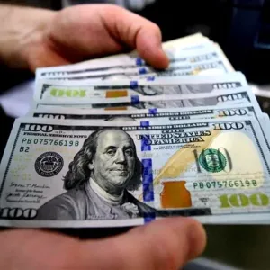 انخفاض طفيف.. أسعار صرف الدولار في أسواق العراق اليوم
