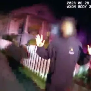 كاميرا مثبتة تكشف قتل شرطي لطفل