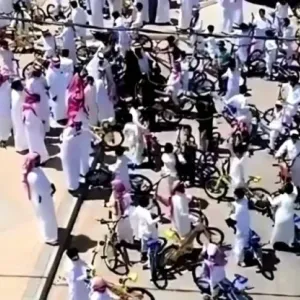 شاهد.. مدير مدرسة بالبدع يهدي طلابه دراجات هوائية بمناسبة تقاعده
