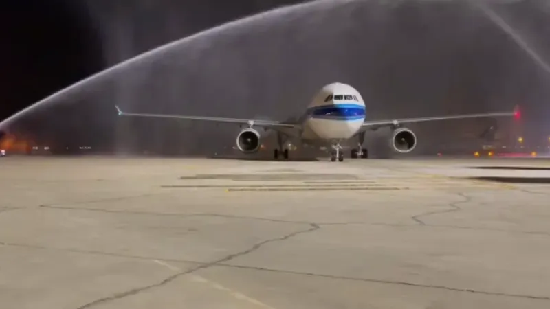 مطار الملك خالد يحتفل بوصول أول طائرة من بكين بعد تدشين المسار الجوي الجديد