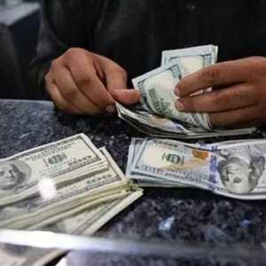 البنك المركزي العراقيّ يقرر منح الدولار للمسافرين في المطار "حصرًا".. وثيقة