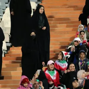 إيران - حظر دخول النساء الملاعب بعد احتضان مشجعة لحارس مرمى