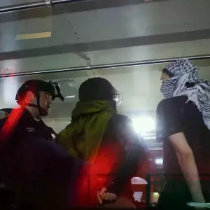 فيديو: شرطة نيويورك تقتحم جامعة كولومبيا وتفض اعتصام قاعة هاميلتون وتعتقل عشرات الطلاب https://arabic.euronews.com/2024/05/01/usa-officers-taken-prote...