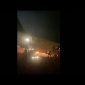 شاهد: اشتعال النيران بطائرة بوينغ 737 وانزلاقها عن المدرج في مطار دكار