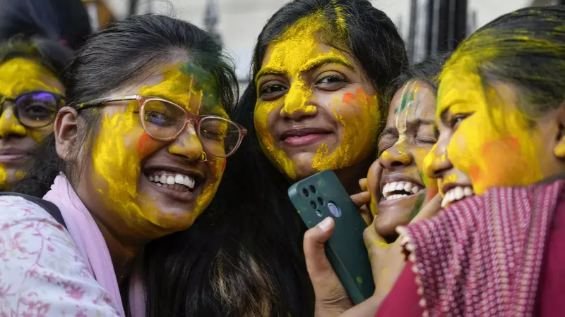 شاهد: صخب ورقص وألوان زاهية ... الهندوس في باكستان يحتفلون بمهرجان "هولي"