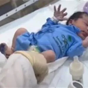 هذه جنسيته.. ولادة اول طفل على جبل عرفات هذا العام (فيديو)