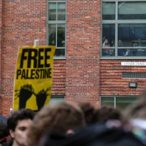 استمرار الاحتجاجات المناهضة للعدوان الإسرائيلي داخل الجامعات الأميركية التفاصيل: http://tinyurl.com/5bk29hsv #قناة_الغد #فلسطين #غزة