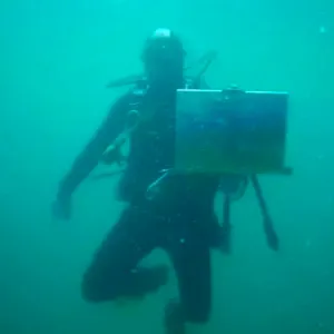 يستخدم ضوء البحر وألوانه.. شاهد كيف يرسم هذا الفنان لوحاته حصريًا تحت المحيط