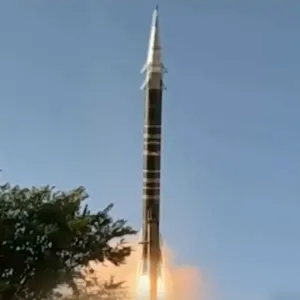 شاهد: "مصنوع محليًا وبعيد المدى".. الحوثيون يكشفون عن صاروخ جديد سمّوه "فلسطين"