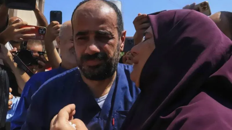 فيديو | بـ«الدموع والأحضان».. استقبال مدير مستشفى الشفاء في غزة بعد إطلاق سراحه