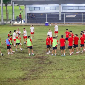 المنتخب الوطني يباشر تدريباته في جاكارتا استعداداً للقاء إندونيسيا