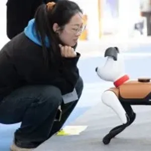 كلب روبوتى أليف بأذنين لا يثير القلق من منظره.. (صور)