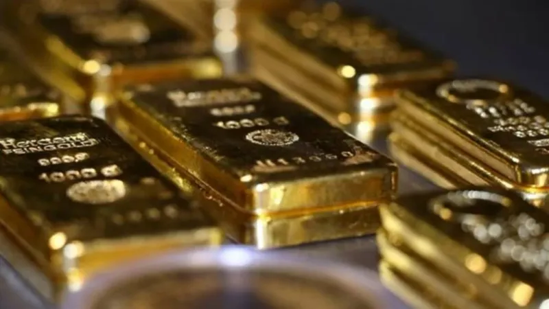 الذهب يتراجع عالميًا بـ2.3% لأدنى مستوى في 8 جلسات