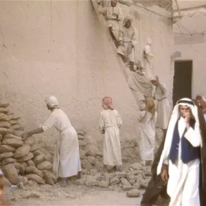 شاهد.. صور نادرة لبناء المنازل بالطين في الرياض.. والكشف عن تاريخ التقاطها