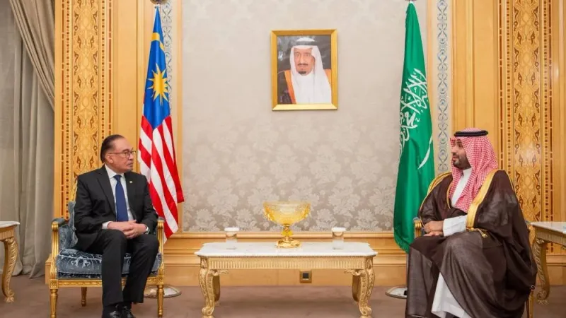 ولي العهد ورئيس وزراء ماليزيا يستعرضان أوجه العلاقات السعودية الماليزية