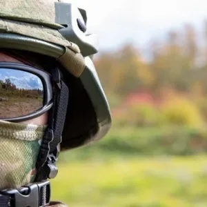 "بيد واحدة".. جندي روسي يستعرض مهارته في التعامل مع رشاش "كلاشينكوف" (فيديو)