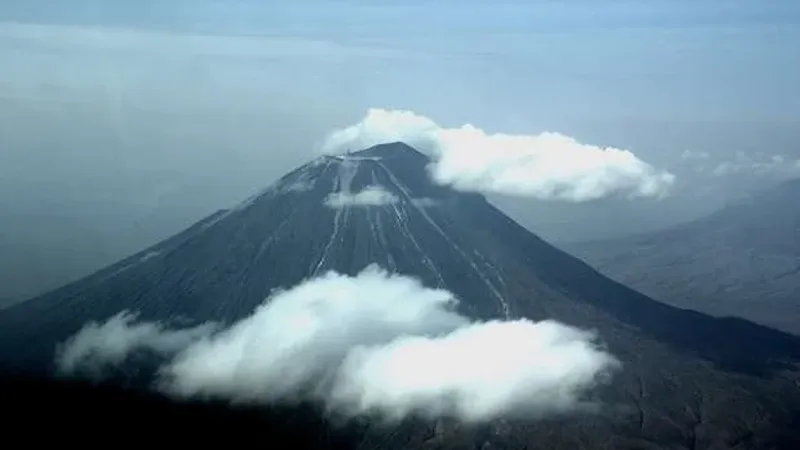 «البركان الأسود» الأخطر في العالم ويهدد البشرية.. أين يقع؟