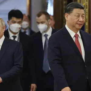 عاجل. في أول زيارة خارجية له بعد إعادة توليه الرئاسة.. بوتين يصل الصين في زيارة دولة