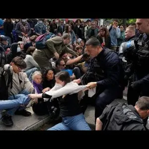 فيديو: ناشطو المناخ يحاولون اقتحام مقر شركة أموندي في باريس والشرطة تفرقهم…