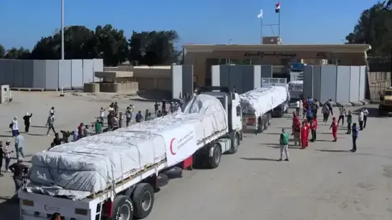 30 شاحنة تحمل 100 طن مساعدات تدخل معبر رفح لقطاع غزة