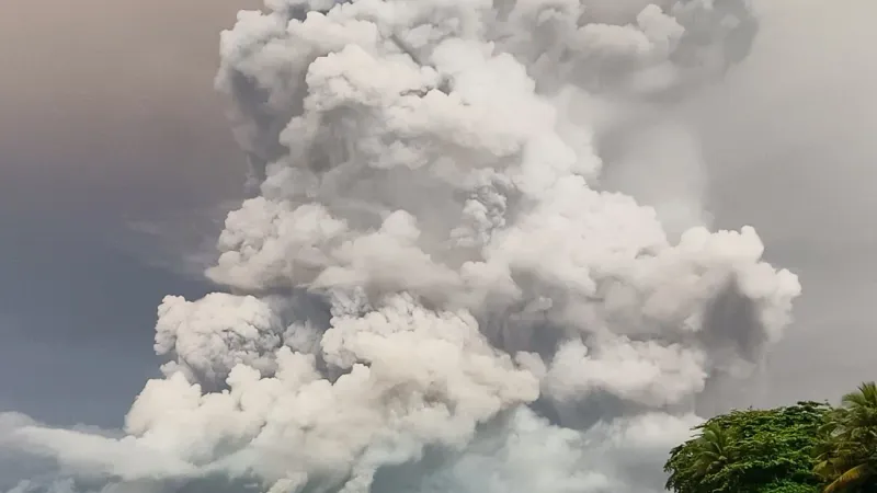 ثوران بركان في إندونيسيا مجدداً وأوامر بالإخلاء