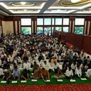 «الشؤون الإسلامية» تقيم مأدبة إفطار للصائمين في مدينة كنداري الإندونيسية