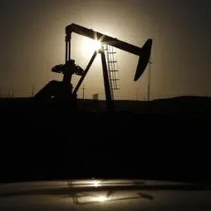 النفط يرتفع مع تقلّص مخزونات الخام الأميركية