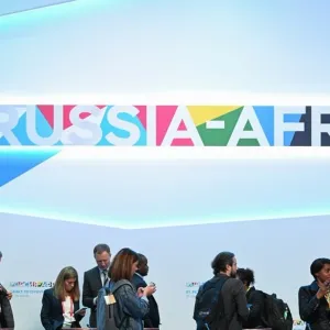 "بوليتيكو": الولايات المتحدة تدرك أن إفريقيا تعتمد بشكل متزايد على روسيا