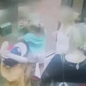 فيديو صادم.. طفلة كادت تخسر يدها بين "مصعد وجدار"