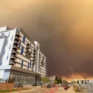 الدخان يهدد أمريكا.. شاهد ما حدث لمدينة كندية بسبب حرائق غابات هائلة خارجة عن السيطرة