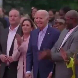 شاهد.. فيديو غريب لحظة وقوف الرئيس الأمريكي بايدن متجمداً أثناء الاستماع للموسيقى في حفل وطني