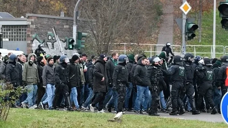 إصابة 155 ضابط شرطة في مباراة درجة رابعة بالمانيا