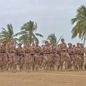 المشاركون في برنامج الانضباط العسكري يطورون مهاراتهم الفردية والجماعية