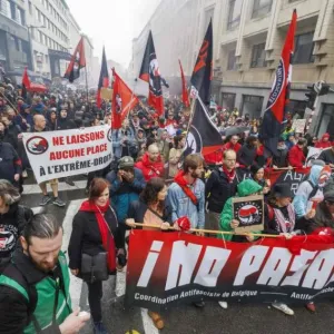 هاجموا «الحزب الفلمنكي».. آلاف يتظاهرون في بروكسل ضد اليمين المتطرف