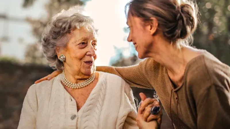 4 مهارات تحسن تواصلك مع كبار السن.. الهدوء والاستماع الفعال أهمها