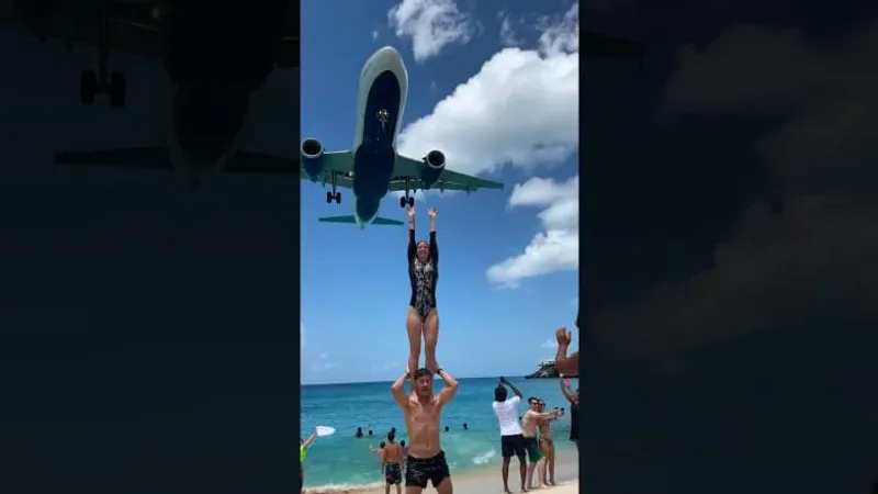 طائرات تهبط فوق رؤوس المصطافين على شاطئ "ماهو" الكاريبي.. شاهد ما فعله هذا المصور وصديقته هناك