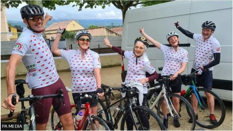 جدة بريطانية ثمانينية تصعد جبلاً في فرنسا على متن دراجة هوائية لجمع التبرعات لغزة