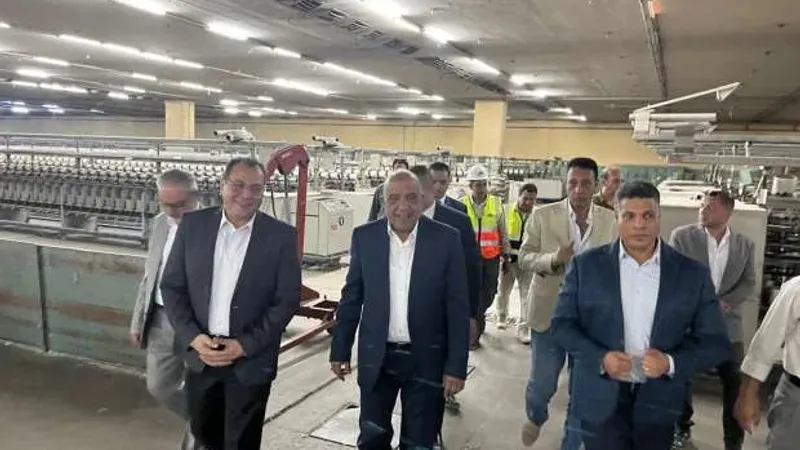وزير قطاع الأعمال يتفقد مصانع شركة مصر شبين الكوم للغزل والنسيج